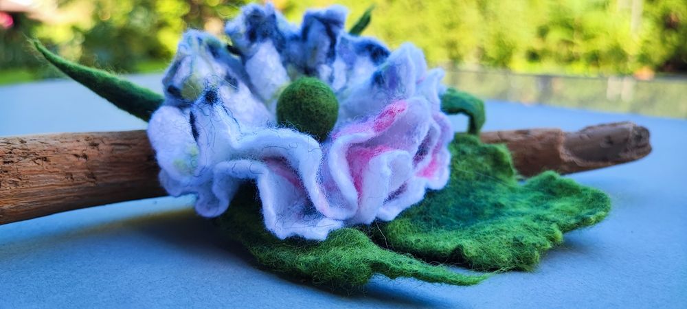 Broszka z filcu.