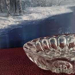 Cinzeiro trabalhado em vidro grosso. diâmetro 19cm *