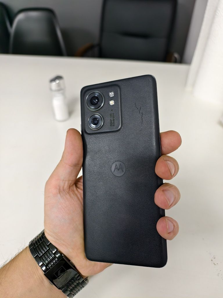 Motorola Edge 40 8/256
Топова модель з чудовим OLED-екраном який під п