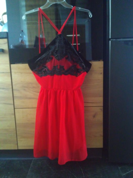 Czerwona sukienka z koroną 40