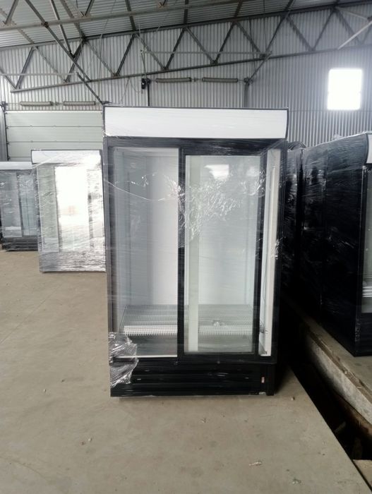 Холодильник для напоїв вітринного типу після реставрації