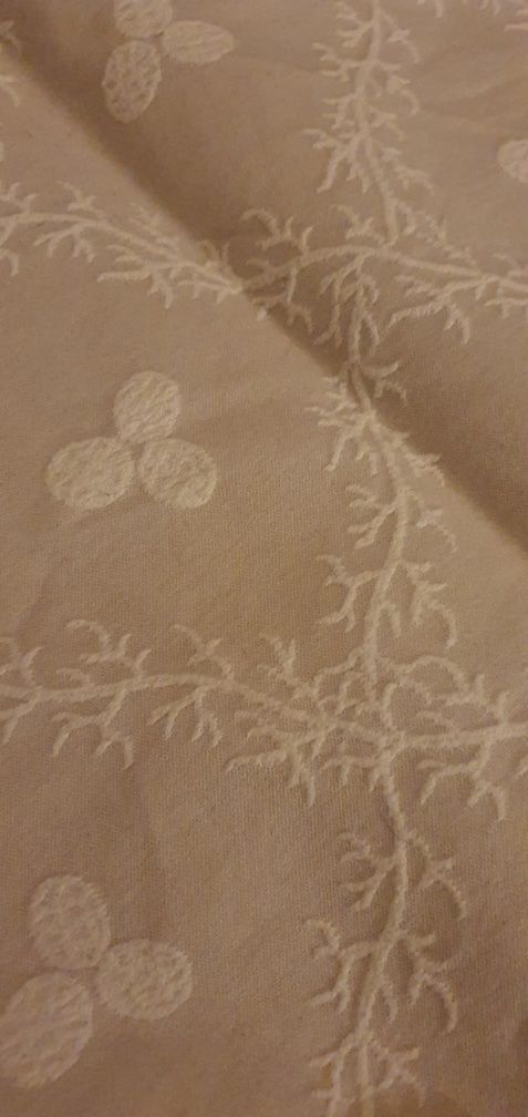 Colcha em tons bege e branco reversível