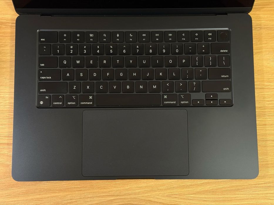 Apple MacBook Air 15” M2 2023 – 8GB / 256GB – Północ – 10/10 Idealny