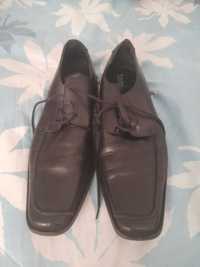 Sapatos de homem pretos