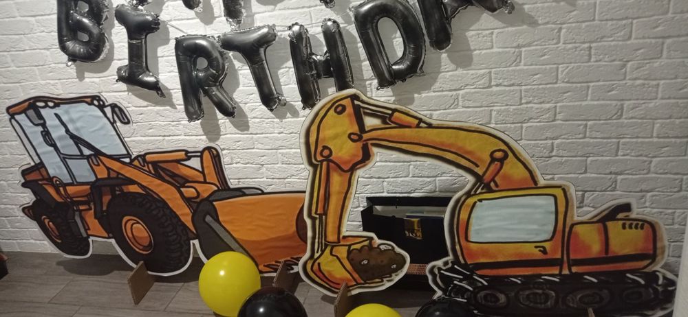 Фотозона на день народження будівельна техніка