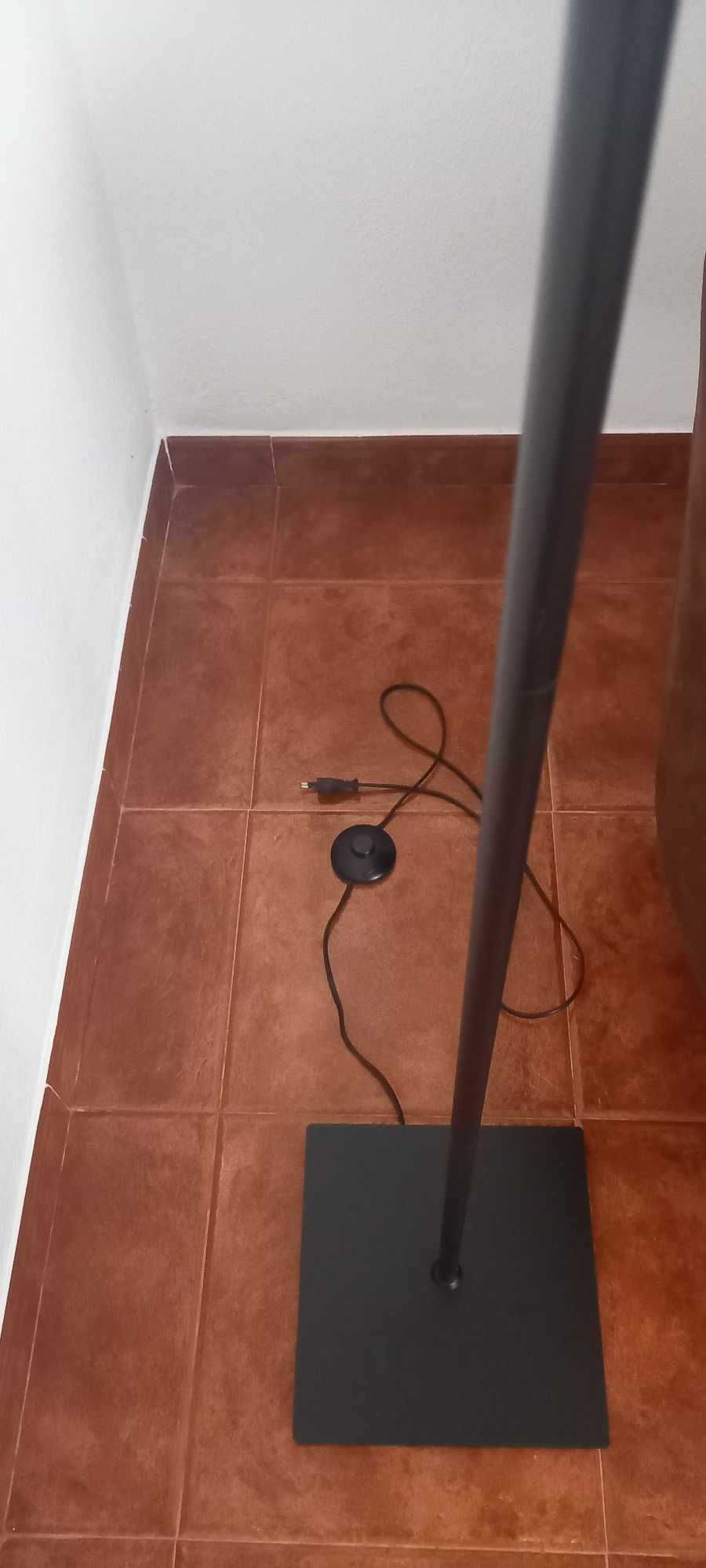 Candeeiro de Pé Alto com Abajur