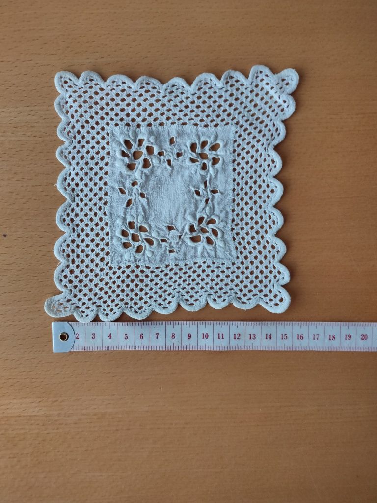 Conjunto de naperons em crochê e tecido.
