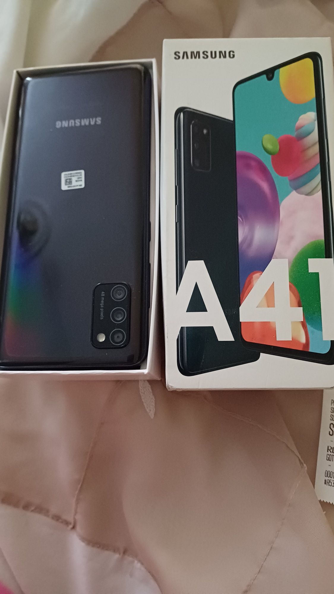 Телефон Самсунг А41