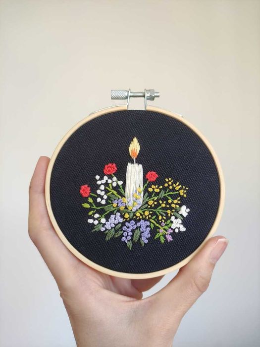 Haft oprawiony w ramkę na ścianę maki świeca farmhouse cottagecore