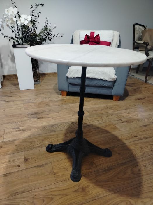 Stolik z marmurowym blatem i żeliwną nogą – styl bistro / vintage