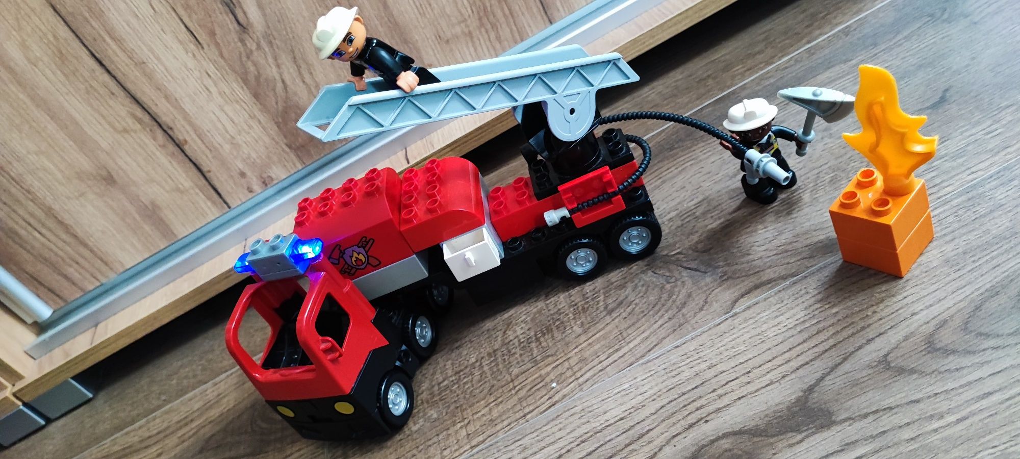 Wóz strażacki LEGO Duplo 4977 klocki straż pożarna