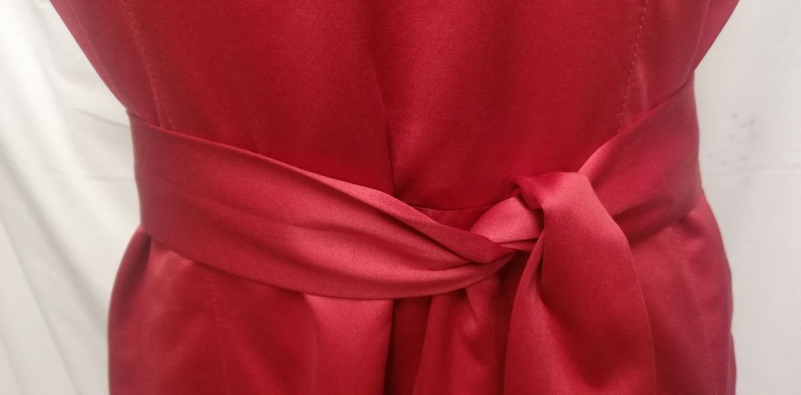Pięknie stebnowana czerwona sukienka