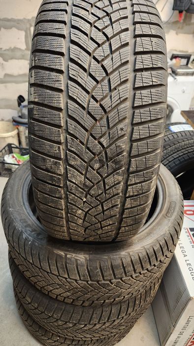 Goodyear UltraGrip Performance + 275/40 R21 107V XL Зима 4шт