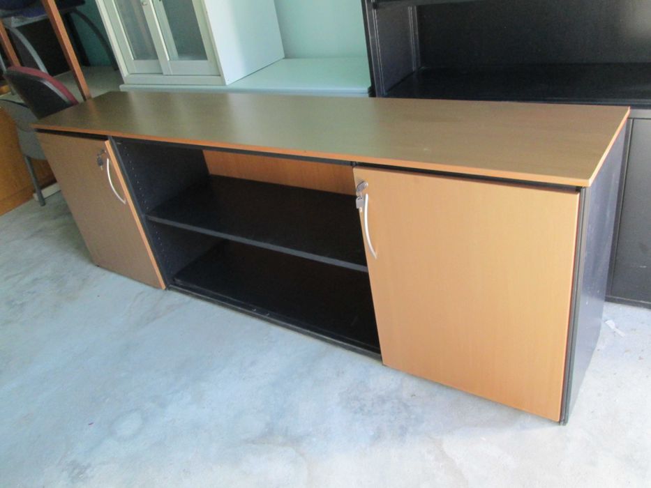 Móveis de escritório mesas de reuniões e cadeiras.