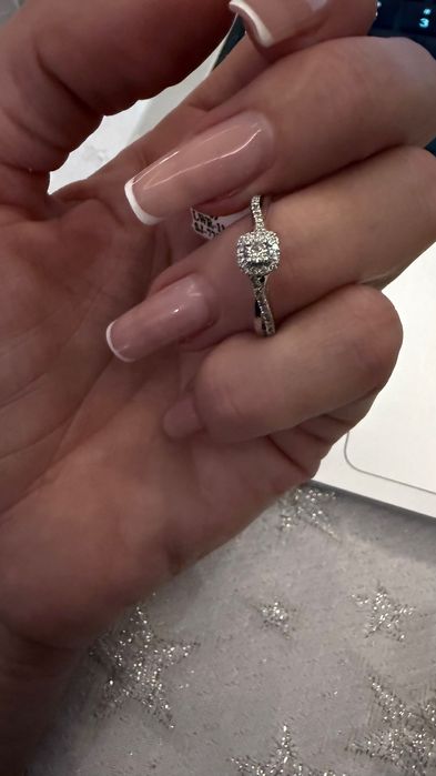 Subtelny pierścionek zaręczynowy z diamentami