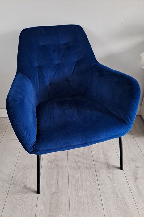 Welurowy granatowy fotel do salonu