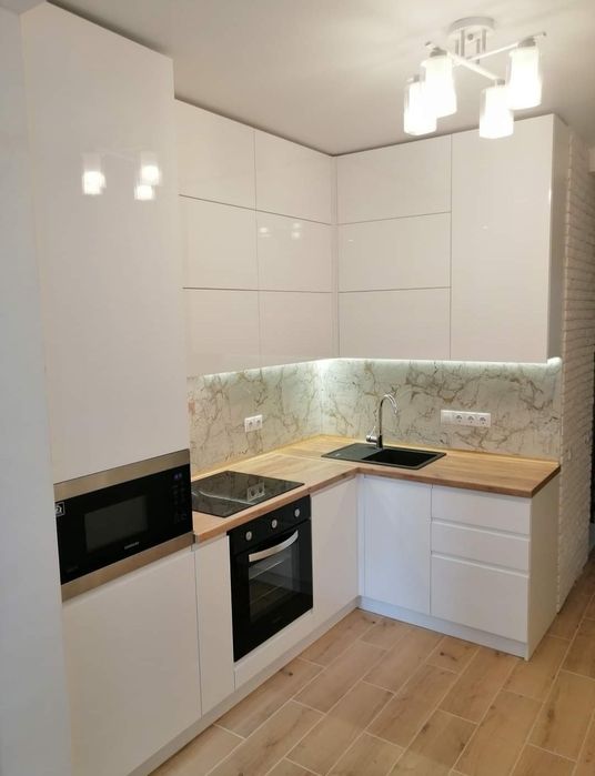 Кухня белая под потолок без ручек.Фасады крашеные , фасады акрил