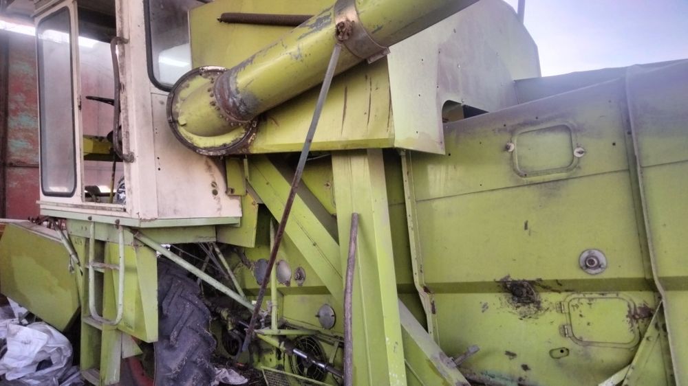 Продаєця комбайн