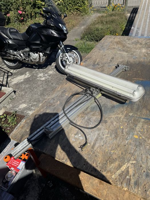 Stół warsztatowy na kółkach (2 sztuki plus lampa)