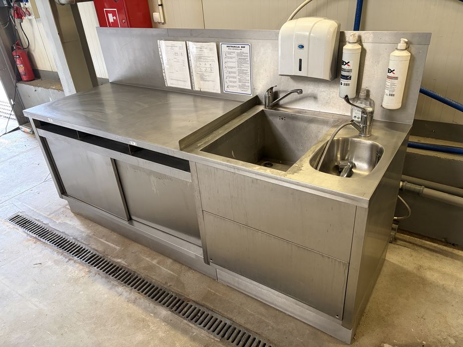 Stół roboczy ze stali nierdzewnej ze zlewami, szafkami do gastronomii