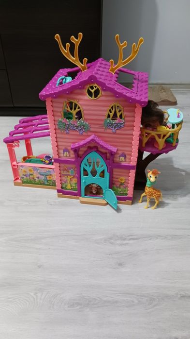 Domek Enchantimals z wyposażeniem plus 3 lalki