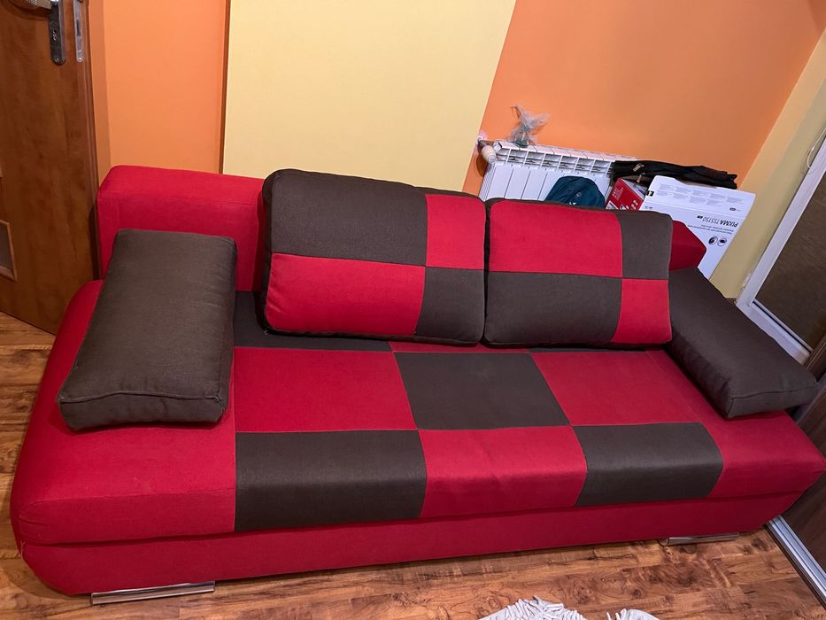 Sofa rozkładana czerwona + poduszki