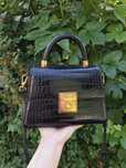 Чёрная небольшая сумочка Charles & Keith тиснение крокодил