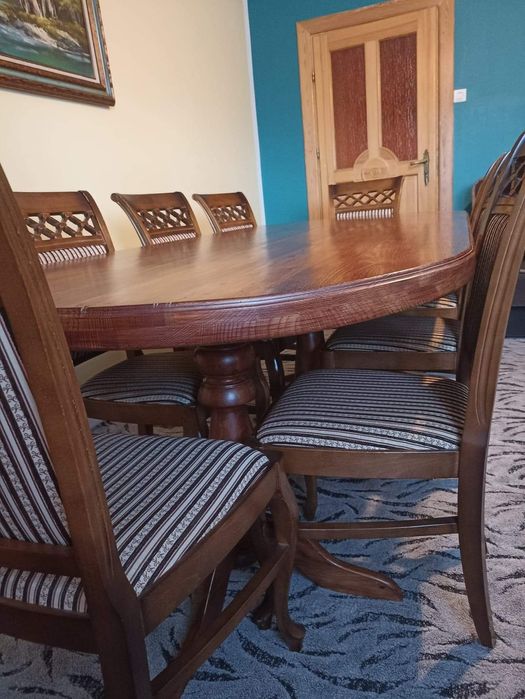 Duży masywny stół drewniany