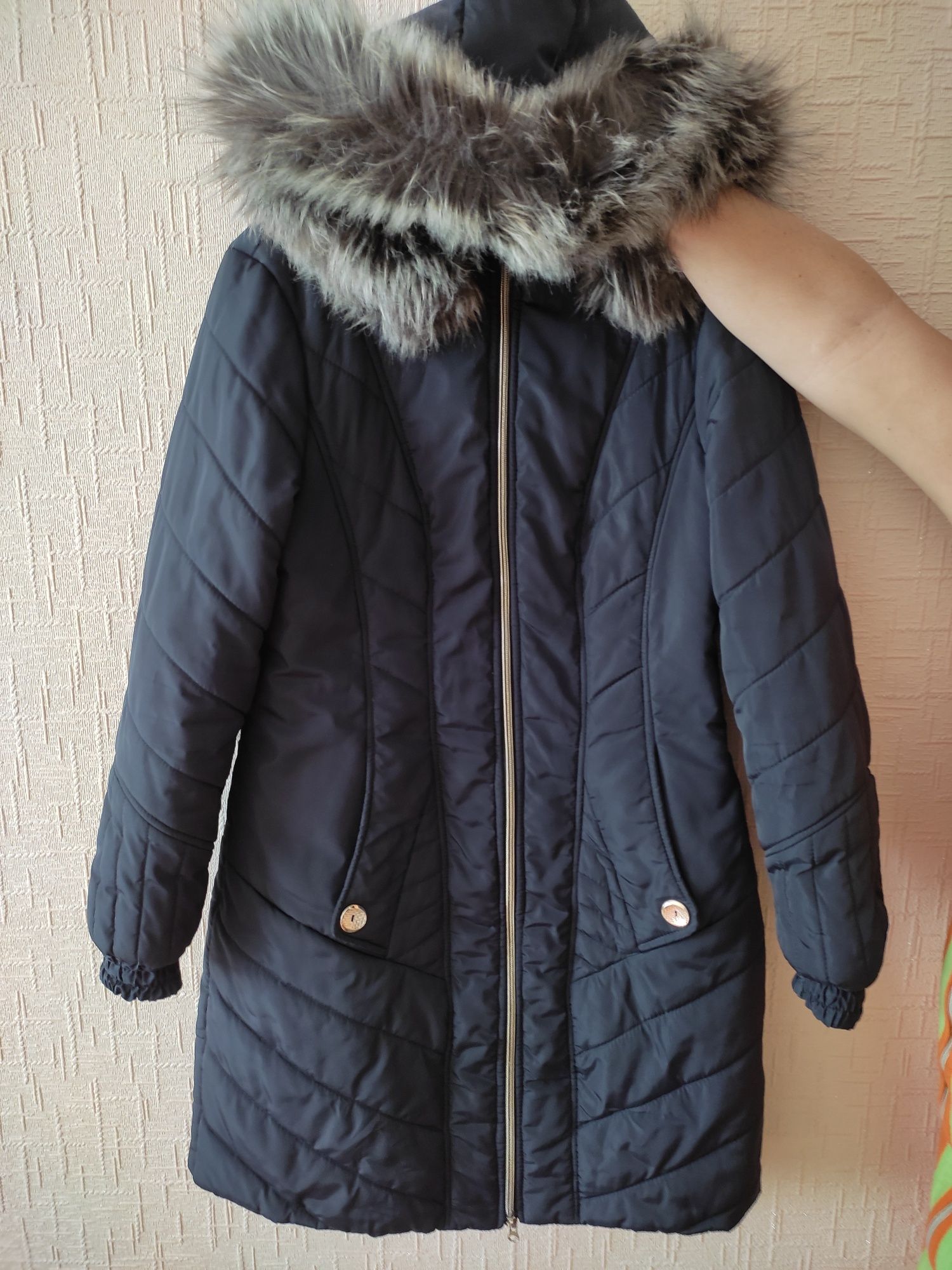 Зимняя хорошая куртка , лёгое пальто на синтепоне 44-46р.