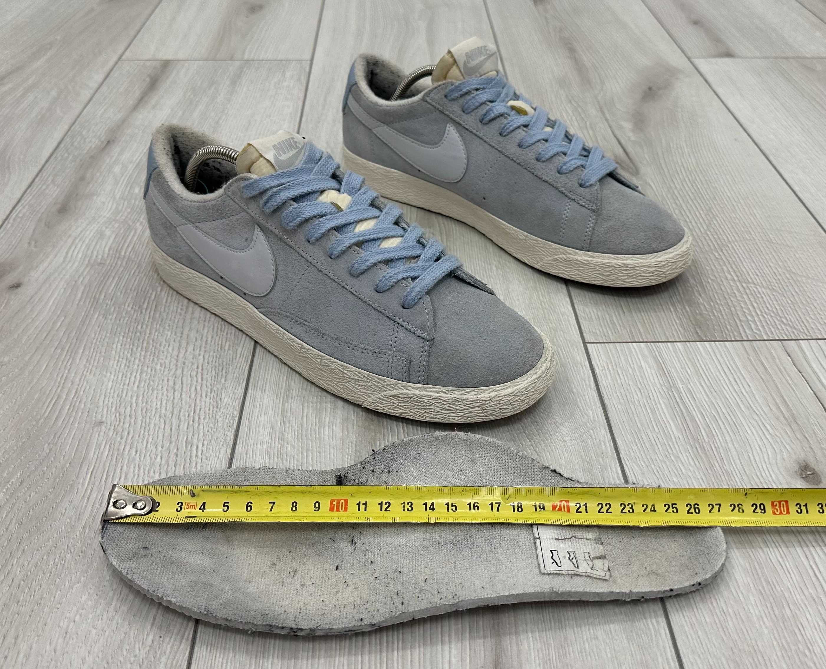 Женские кроссовки nike blazer low suede trainers light sky (27 см)