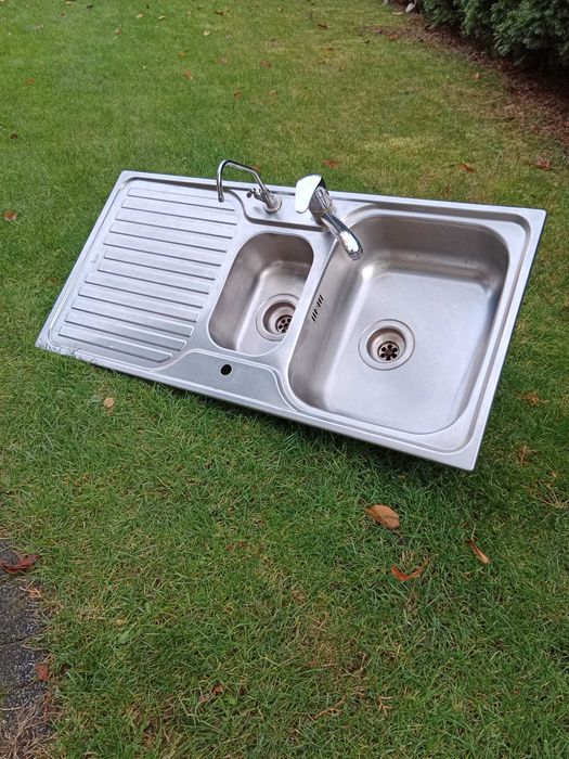 Zlewozmywak ze stali nierdzewnej z ociekaczem