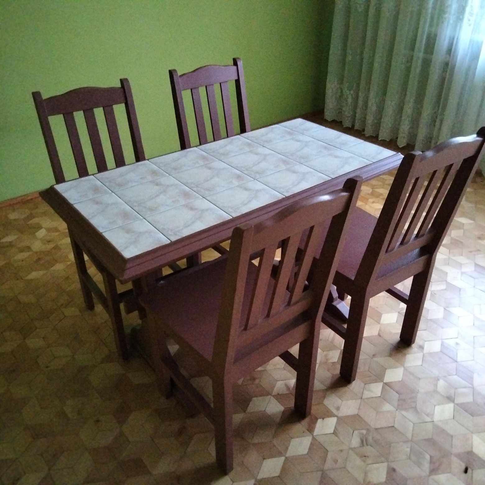 Stół i cztery krzesła komplet