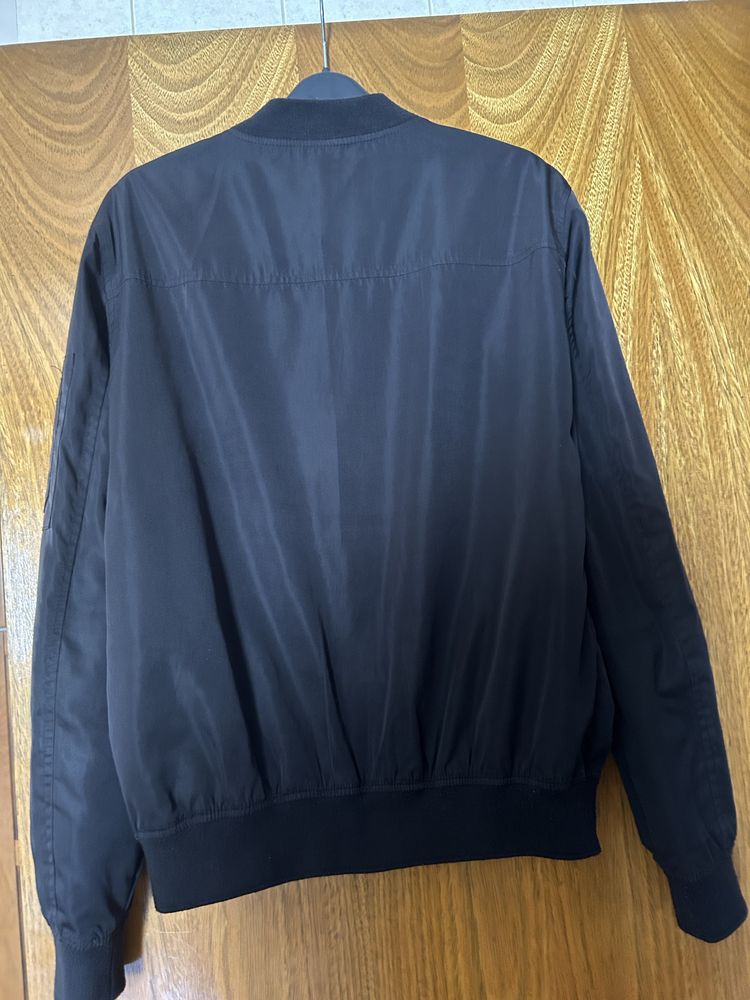 Bomber preto da Bershka