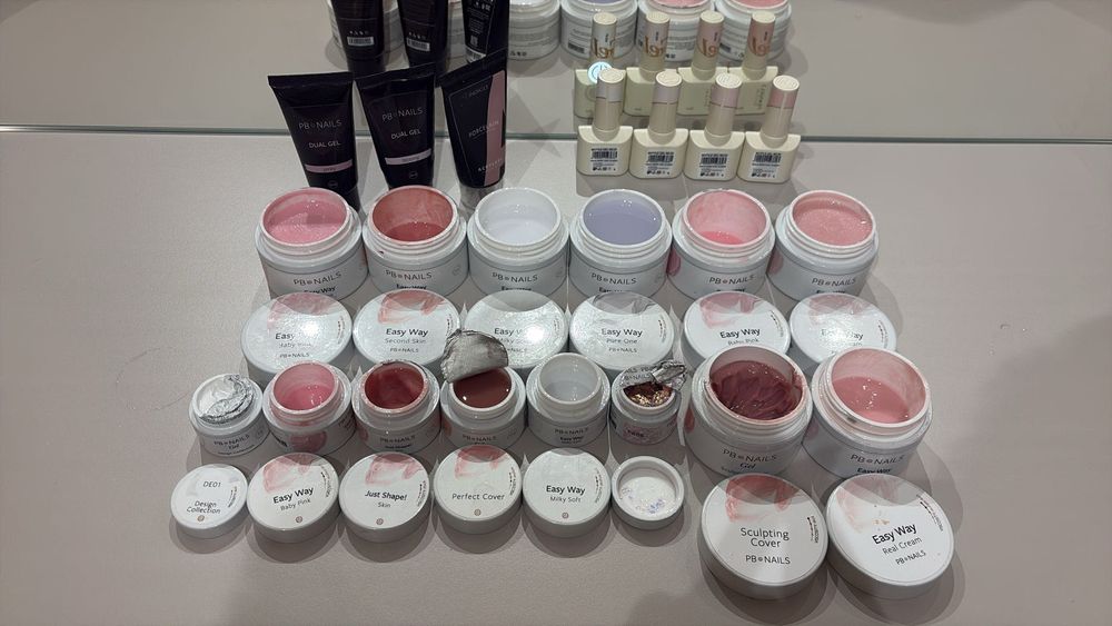 Wyprzedaż stanowiska manicure - 50% rabatu na żele firmy pb Nails