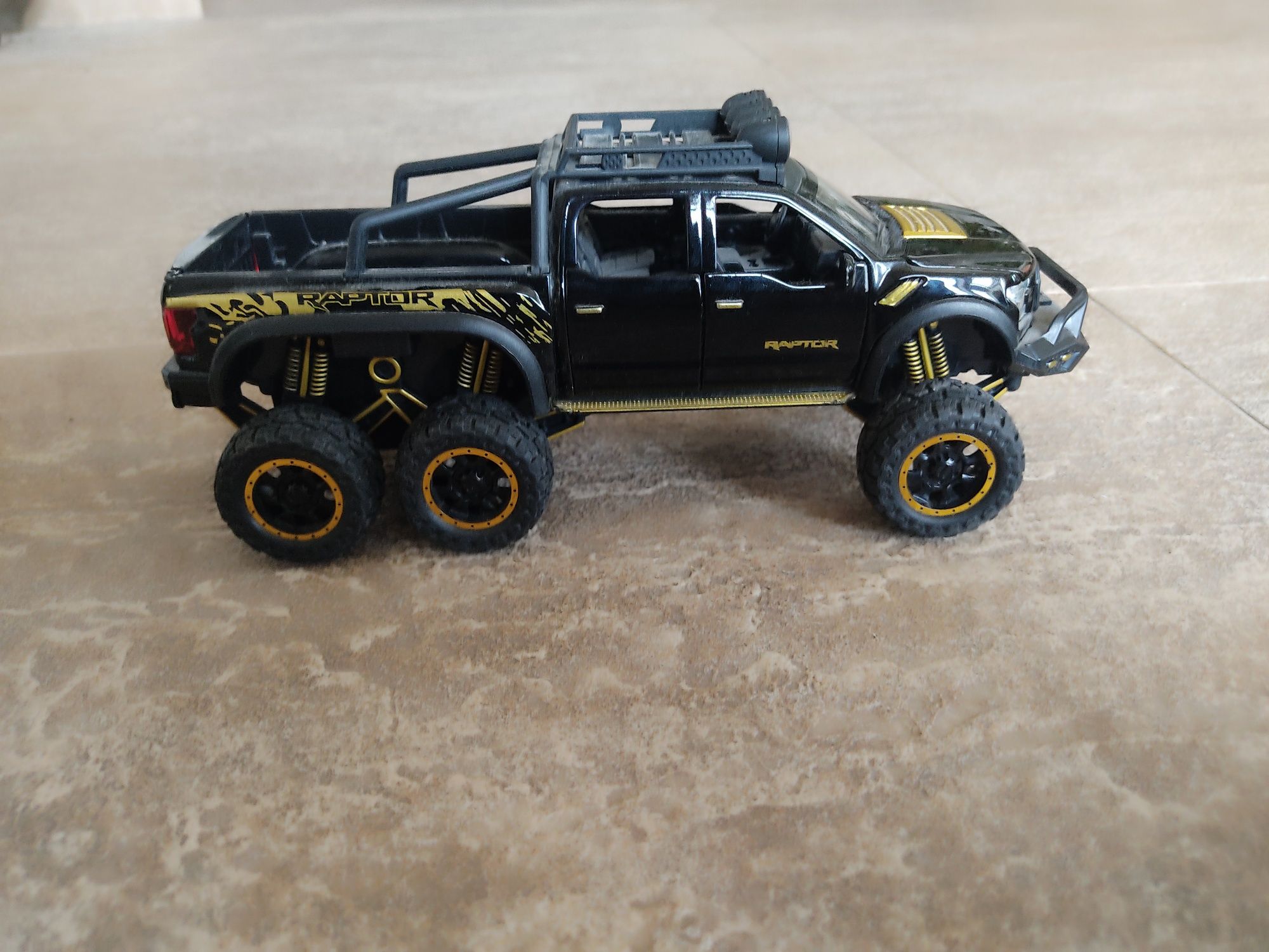 Ford Raptor (6x6)