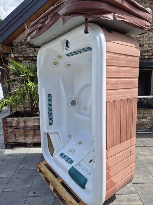 Jacuzzi ogrodowe używane Hotspring 3️⃣ osobowe 
- 5 osobowe 
- stan b