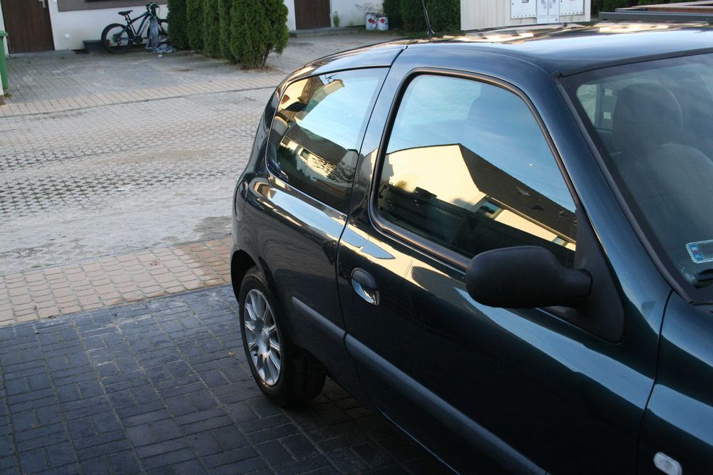 Sprzedam renault clio 2 2004 r 1.2 Doinwestowany