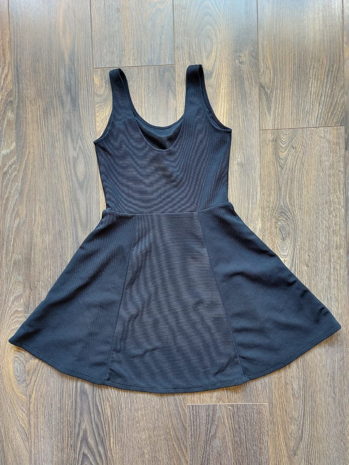 Sukienka czarna rozkloszowana H&M