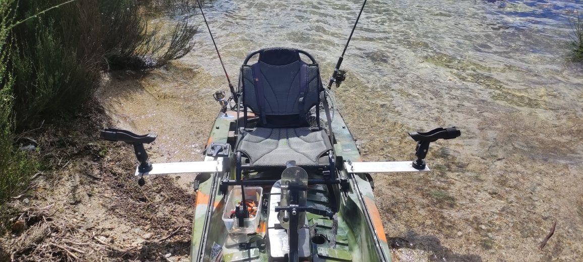 kayak com motor a pedais e elétrico