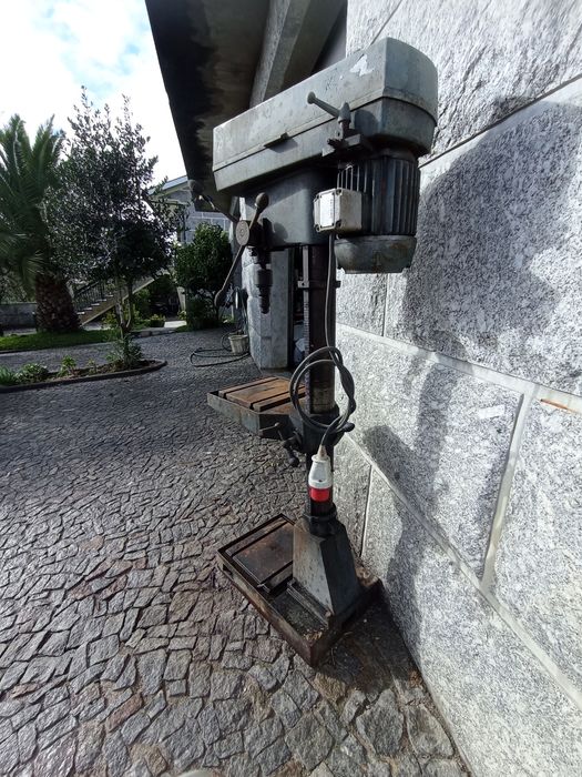 Máquina de furar coluna