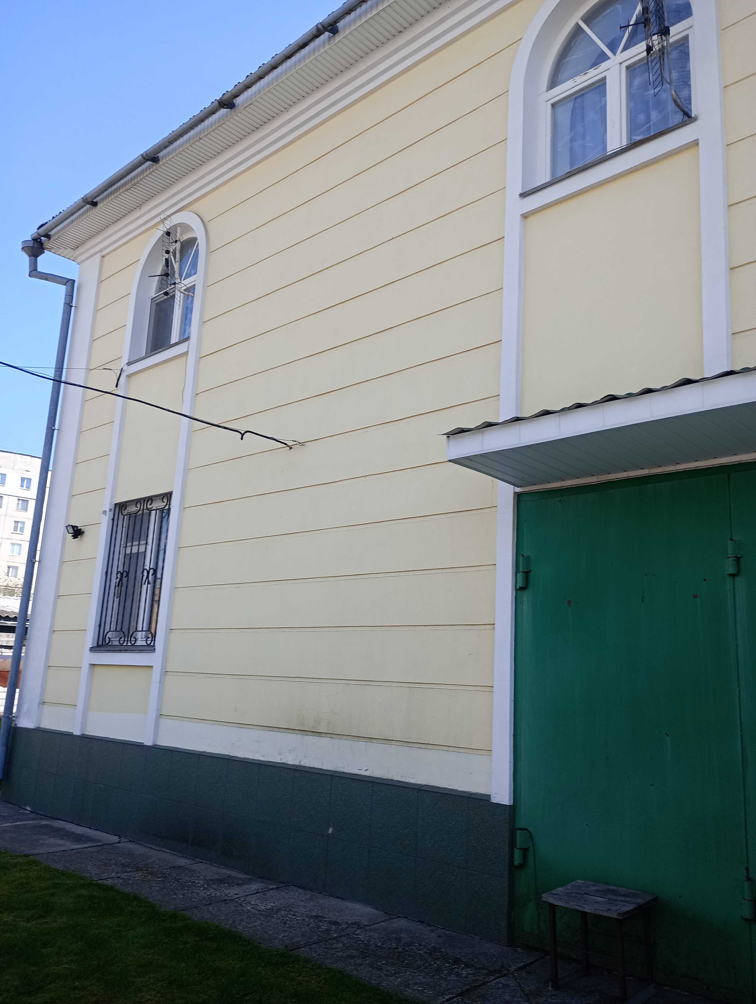Гарний, великий будинок в центрі міста