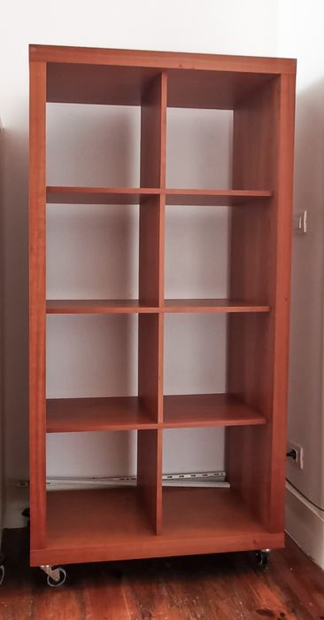 Estante de 8 cubos em folheado de madeira de cerejeira (não Ikea)