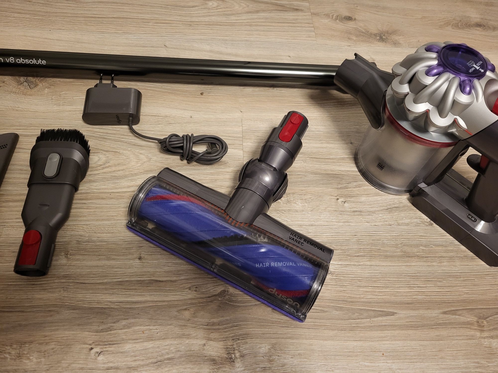 Odkurzacz Dyson v8 absolute bezprzewodowy pionowy Nowy model Ładny