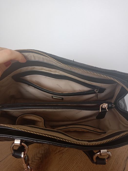 Torebka kuferek Guess czarna elegancka