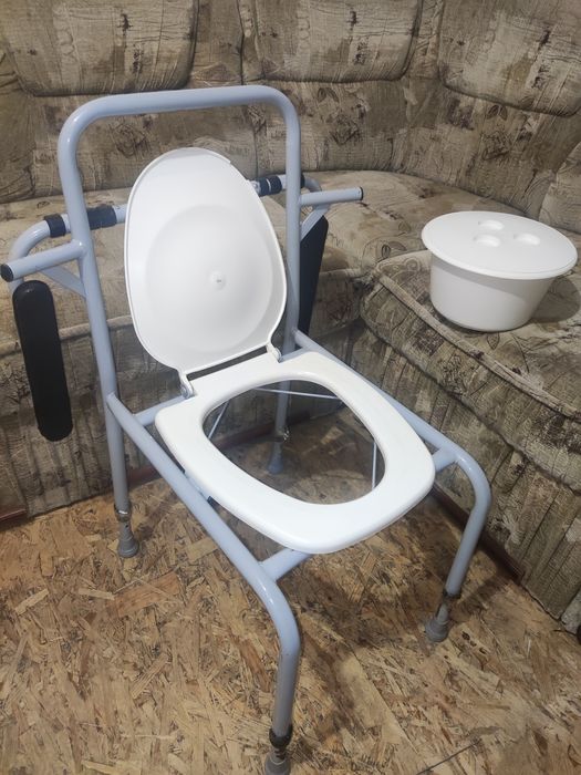 Продам крісло туалет і дорослі памперси