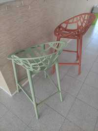 Cadeiras altas verde e cor tijolo