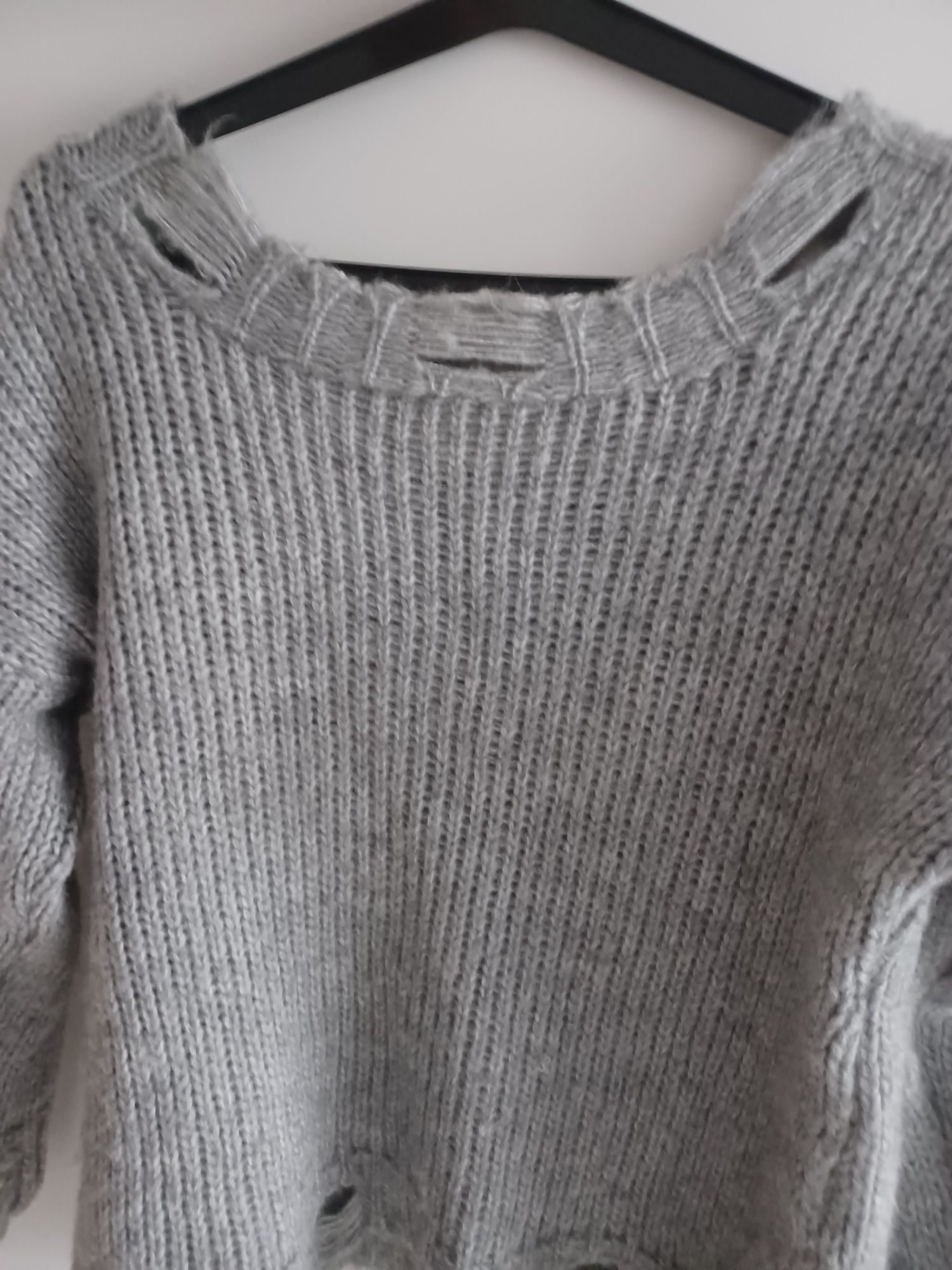 Śliczny sweter sweterek