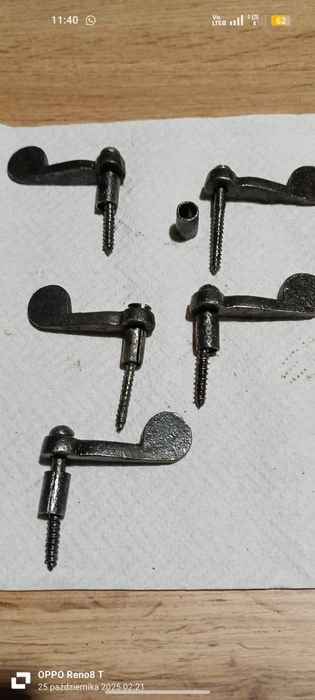 Stare okucia okienne.