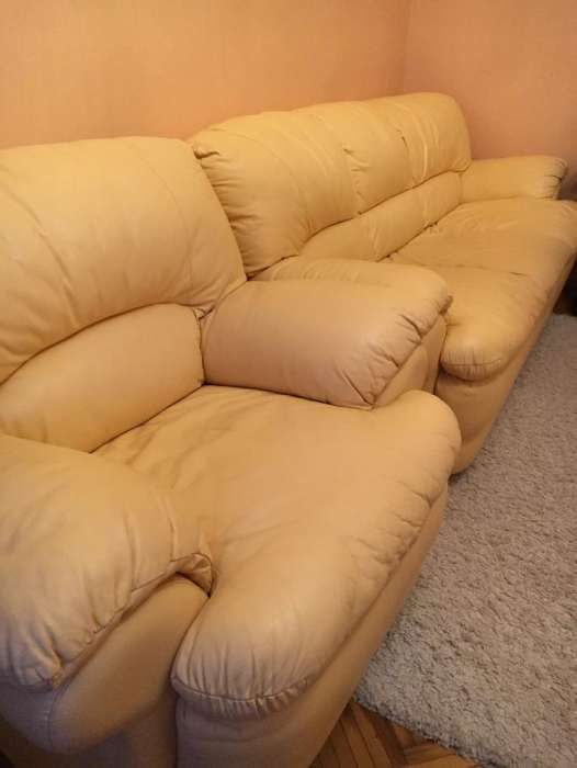 Кожаный комплект диван + два кресла (одно раскладывается)
