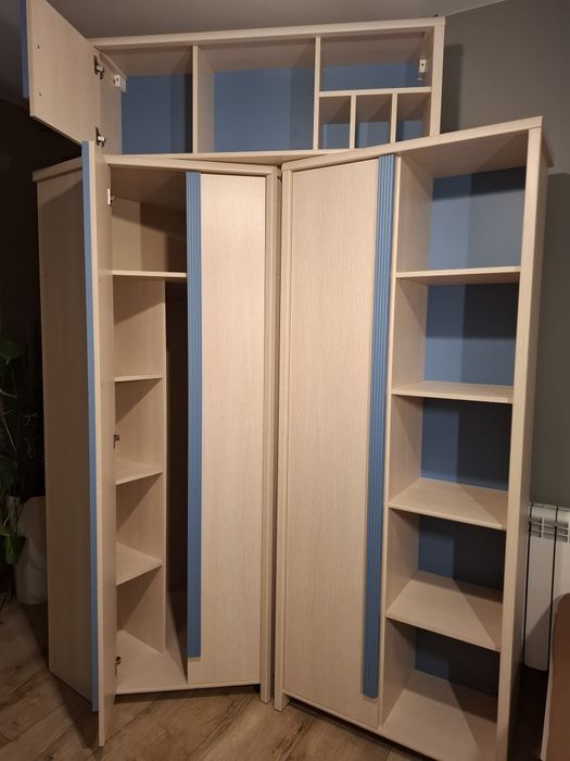 Komplet mebli z szafą narożną